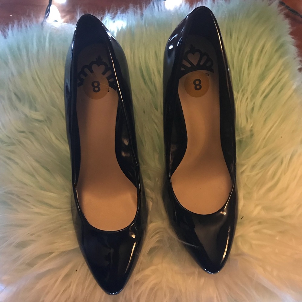 Glossy black pumps 👠